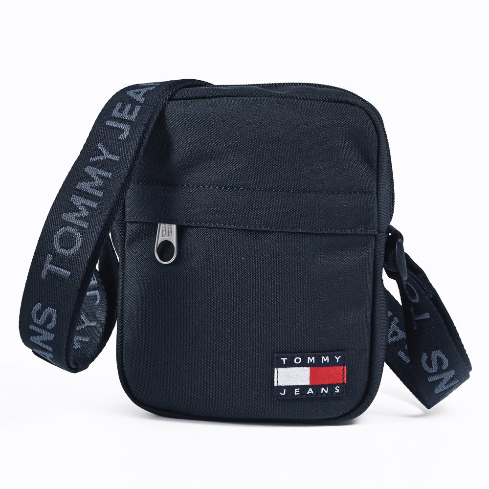 高品質ヨーロッパ輸入モデル トミーヒルフィガー TOMMY HILFIGER ショルダーバッグ メンズ TOMMY JEANS ESSENTIAL DAILY REPORTER ダークナイトネイビー AM0AM13710 C1G DARK NIGHT NAVY 送別会 誕生日 結婚祝い 結婚式 彼氏 息子 夫 男性 名刺入れ 高級 父の日 母の日 即日発送