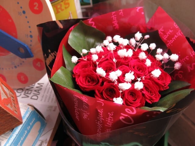 クリスマスプレゼント 彼女 人気 枯れない ミニ赤バラ カスミ草 花束 赤薔薇 20本使用 プリザーブドフラワー ミニ花束 枯れずにいつまでもキレイな赤バラ プリザーブドフラワー