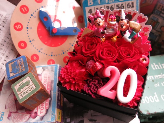 20周年 お祝い 20歳 誕生日プレゼント ミッキー ミニー 花束風ボックスギフト ご希望数字入りプレゼント 箱を開けてサプライズ 赤バラ プリザーブドフラワー入り
