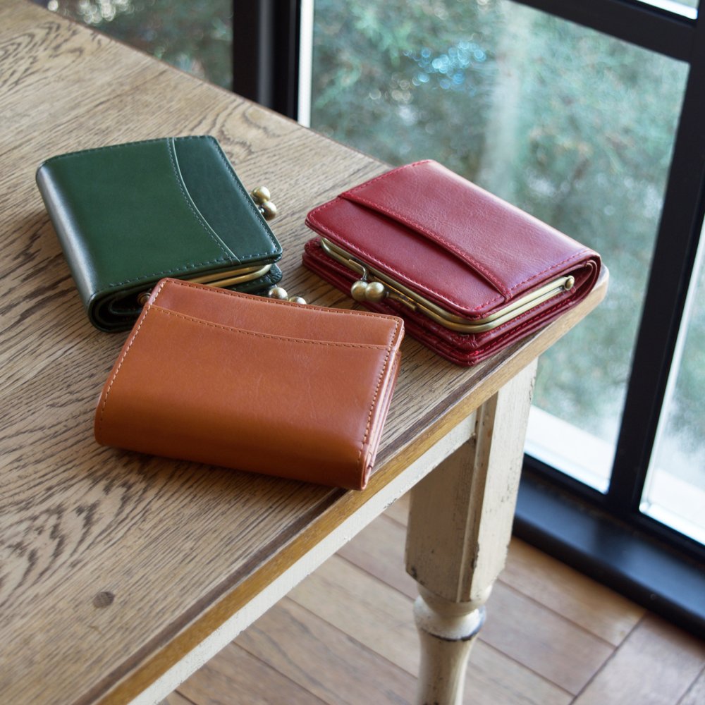 高級キップレザー 二つ折りがまぐち / 短財布 本革 仔牛革 パルマ PALMA 東京 財布 ガマ口 さいふ レディース おしゃれ 可愛い 牛革 送料無料 誕生日 母の日 ギフト 財布 一粒万倍日 天赦日 金運 緑財布 アンティーク がま口 ガマ口 ガマグチ 総本革 イタリア デザイン レトロ お母さん ママ 彼女 saihu コスパ クリスマス 人気 グレージュ ベージュ カメリア