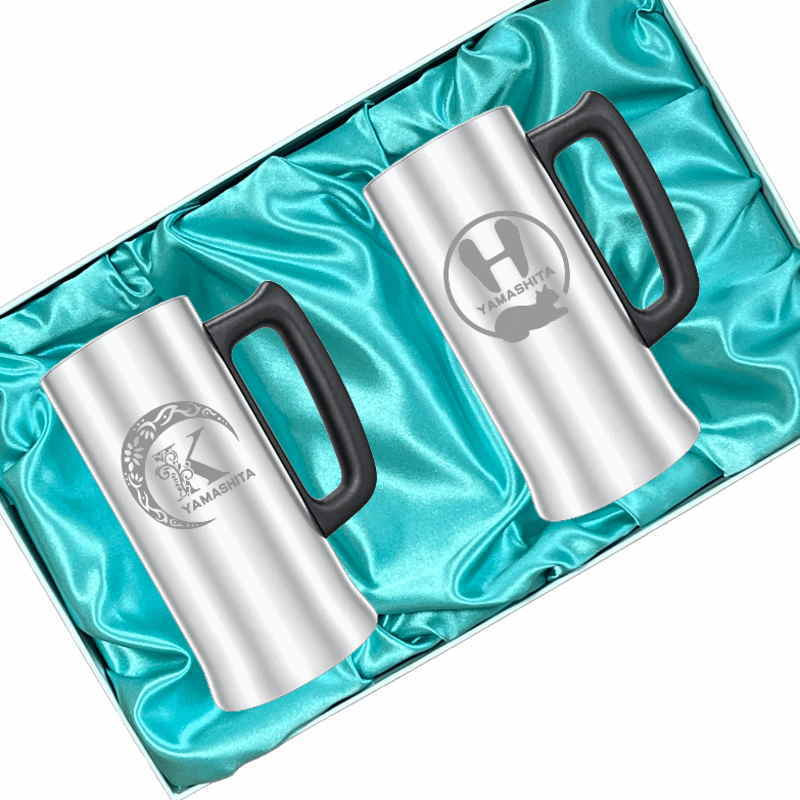 名入れ ビールジョッキ ペア 名前入り プレゼント 真空断熱 保温 保冷 ステンレス ステンレスジョッキ 彫刻 刻印 印字 グラス コップ ビアグラス おしゃれ ビールグラス 父の日 母の日 還暦祝い 退職 誕生日 結婚祝い 昇進 無料 ラッピング ジョッキ 記念品 実用的 ネーム入れ 男性 女性 バースデー ギフト 470 ml 化粧箱 入り ビアジョッキ セット アル AL11D