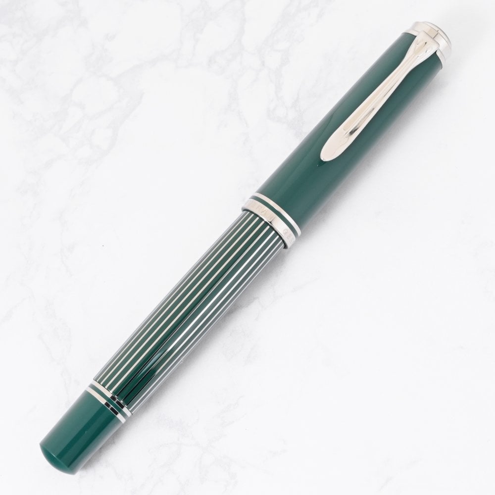 ペリカン Pelikan 万年筆 国内限定500本 スーべレーン メタルストライプグリーン M815 ペン先EF(極細字) 特別生産品 高級筆記具 インク特典有 文房具【スペシャルラッピング660円(別売り)】 送別会 誕生日 お中元 還暦祝い 結婚祝い 結婚式 高級 父の日 母の日 即日発送 クリスマスプレゼント 文房具 成人祝い ビジネス小物 ホワイトデー
