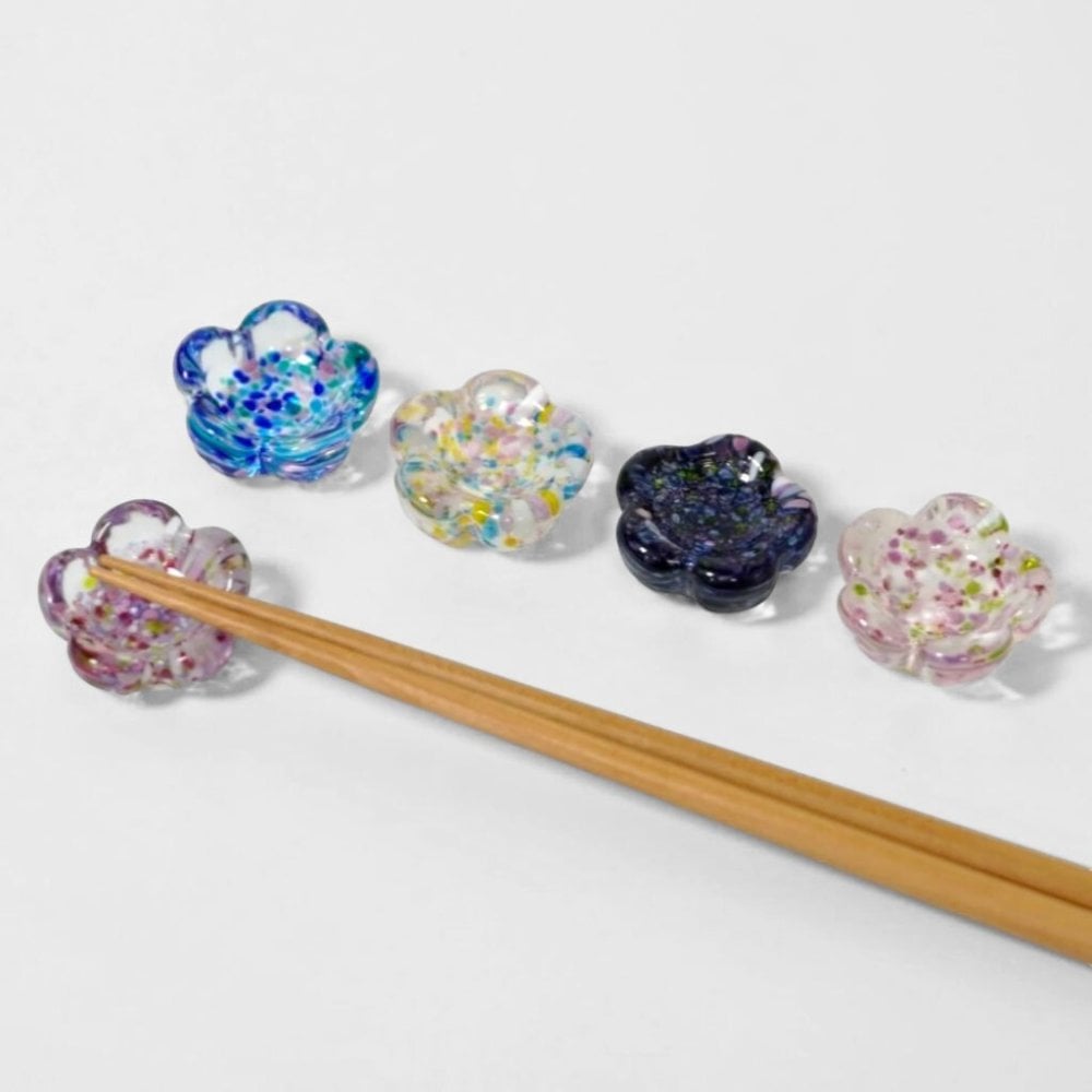 【江戸硝子 うきよ花 箸置き 5個セット】【ラッピング・熨斗対応可】【結婚のお祝いに】誕生日 両親 父 母 夫婦 祖父母 結婚記念日 父の日 母の日 敬老の日 特別 友達 カップル パートナー お揃い 家族 結婚祝い 新築祝い 和モダン 国内生産 内祝い 上品 優美 上司 先輩 後輩 新生活 TOMICRAFT 六角箸置き はし置き おしゃれ 可愛い ガラス食器  ギフト 富硝子 プレゼント