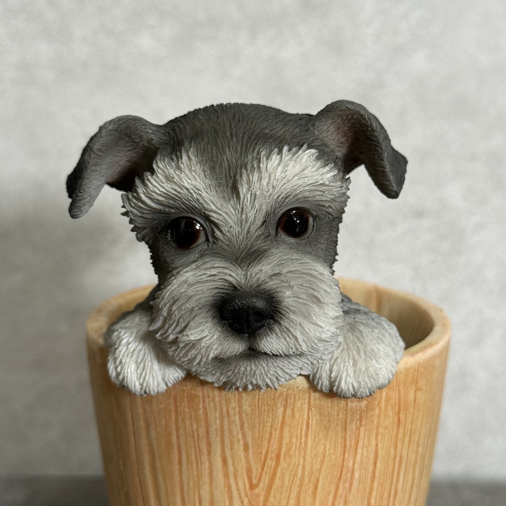 犬の置物 ペン立て woobia ウービア シュナウザー リアル動物オーナメント 高さ12cm 木目調バケツ ペンスタンド 鉛筆立て イギリス職人手彩色 デスク 書斎 オフィス 在宅ワーク 犬好き 誕生日 退職祝い 就職祝い 記念日 ギフト プレゼント おしゃれ