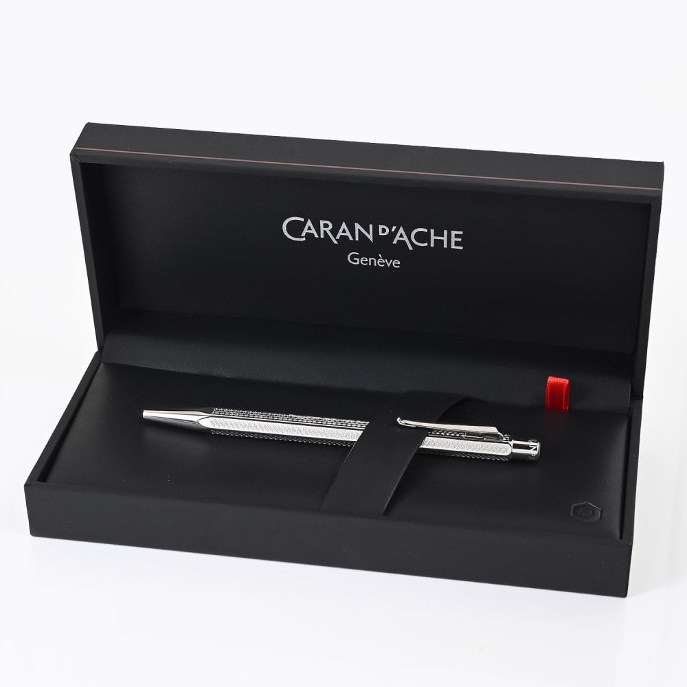 【純正包装無料】カランダッシュ CARAN DACHE ボールペン エクリドール ハニカム プレフレッシャーズ2026限定 ギフト 油性 シルバー 0890 626 高級 筆記具 送別会 誕生日 お中元 還暦祝い 結婚祝い 結婚式 高級 文房具 即日発送 ビジネス小物 バレンタイン【スペシャルラッピング660円(別売り)】 ホワイトデー