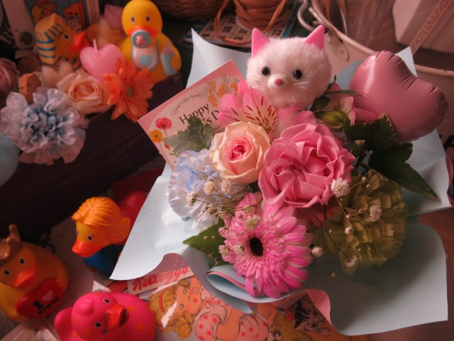 猫 入り フラワーアレンジメント 誕生日 デザイナーにおまかせ 生花使用 Sサイズ ねこ ネコ