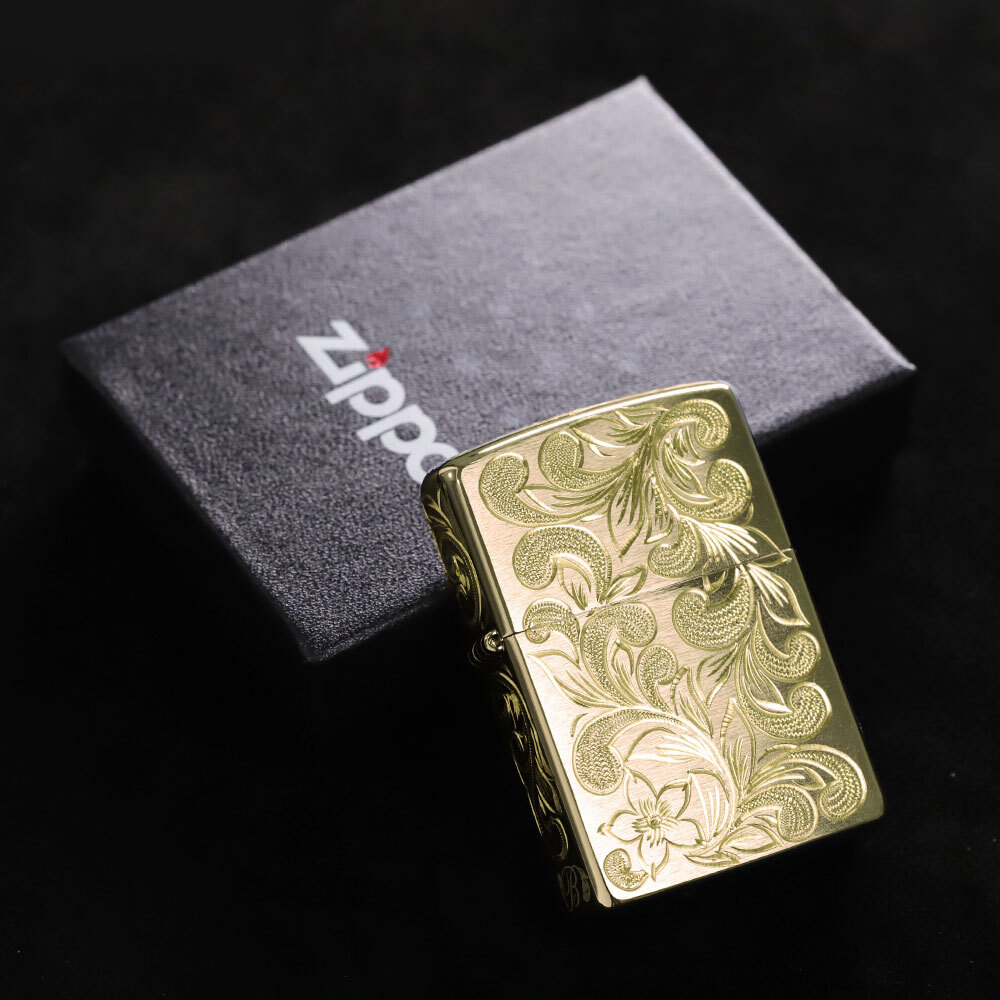 Zippo ライター ジッポライター 愛煙家 喫煙 真鍮 ブラスサテーナ #204 レギュラータイプ スクロール プルメリア 5面手彫り ハワイアンジュエリー ブランド かっこいい おしゃれ BY THE SEA バイザシー 彼氏 夫 男性 メンズ 誕生日 プレゼント ハロウィン 【品番：FL102B】