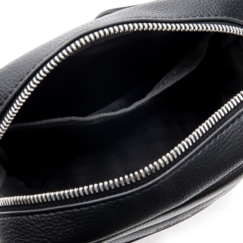 カルバンクライン ショルダーバッグ メンズ Calvin Klein EMBLEM AOP EMBOSS REPORTER 斜めがけ クロスボディ ミニショルダー ロゴ型押し ブラック 黒 ポリウレタン コンパクト 通勤 LV04D3331G-UB1