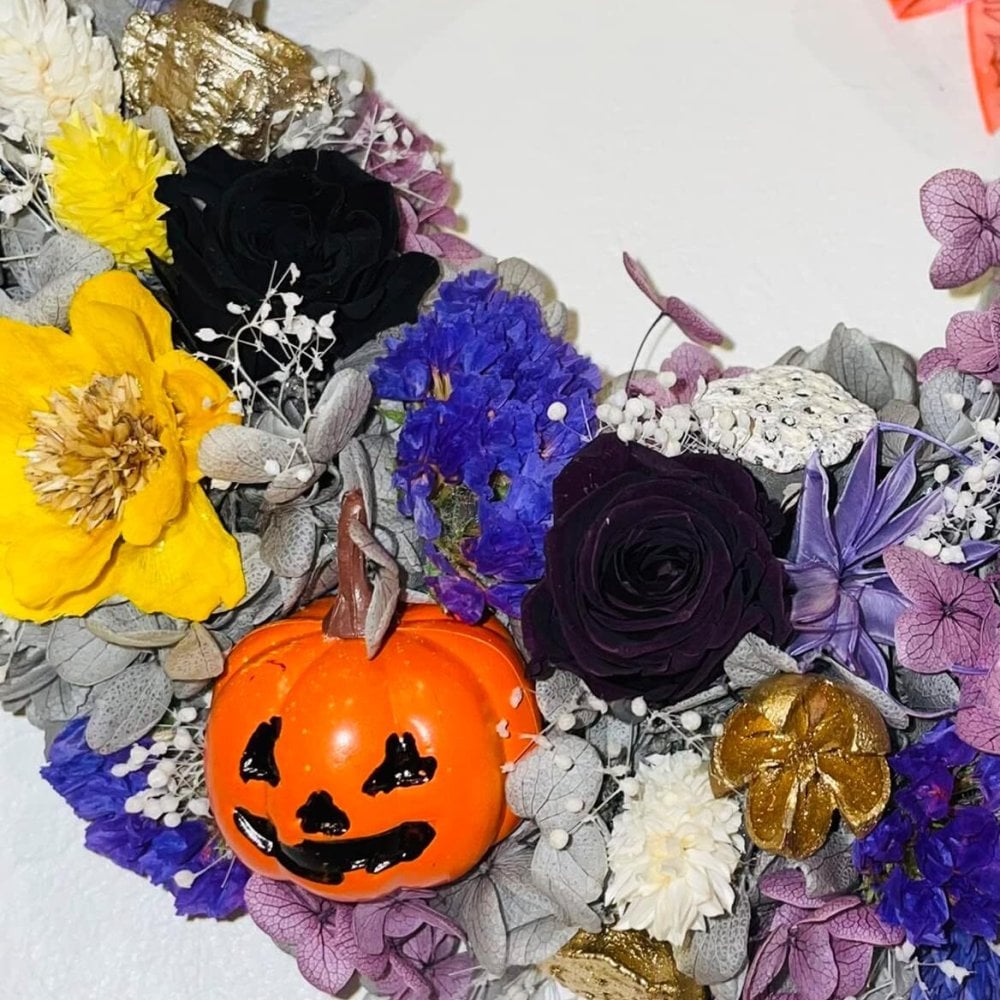 三日月のハロウィンフラワーリース プリザーブドフラワー ドライフラワー スワッグ インテリア プレゼント ギフト 秋 誕生日 壁掛け ドア 玄関 飾り ディスプレイ かぼちゃ パンプキン ジャックオーランタン 木の実 ハーフリース クレセントリース おしゃれ モダン かわいい パーティー 店舗 装飾 お祝い 2443 Lulu＊s ルルズ