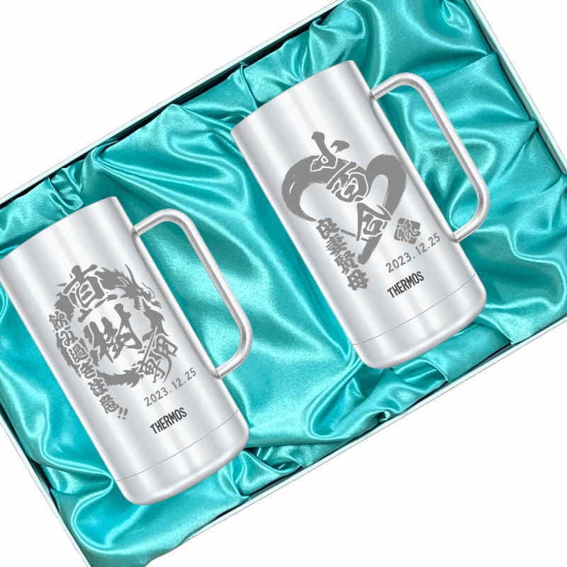 名入れ ビールジョッキ サーモス ペア 名前入り プレゼント 真空断熱 保温 保冷 食洗器 対応 ステンレス ステンレスジョッキ 彫刻 刻印 印字 グラス コップ ビアグラス おしゃれ ビールグラス 父の日 母の日 誕生日 無料 ラッピング ジョッキ ネーム入れ 男性 女性 バースデー ギフト 720 ml 化粧箱 入り JDK-720 ビアジョッキ セット 背景/イラスト入り CI31