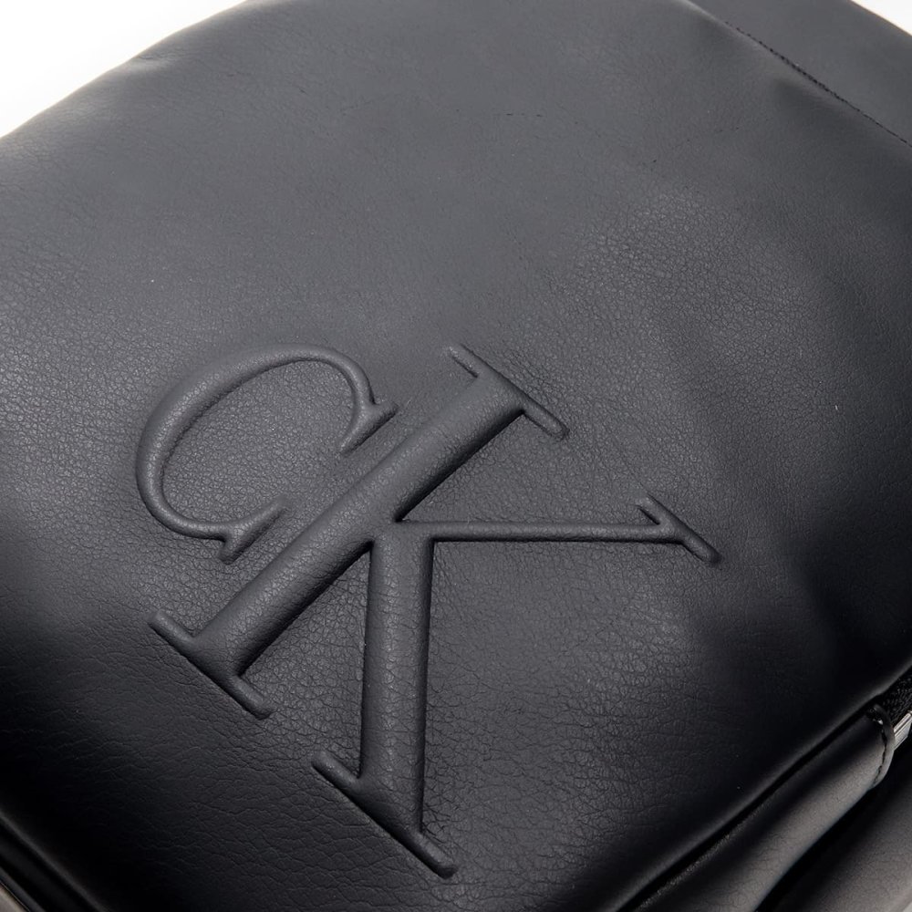 カルバンクライン ショルダーバッグ メンズ Calvin Klein BOLD CK POCKET REPORTER 斜めがけ クロスボディ ミニショルダー CKロゴ 型押し 前ポケット ブラック 黒 ポリウレタン LV04D3368G-UB1