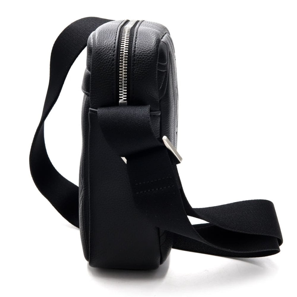 カルバンクライン ショルダーバッグ メンズ Calvin Klein EMBLEM AOP EMBOSS REPORTER 斜めがけ クロスボディ ミニショルダー ロゴ型押し ブラック 黒 ポリウレタン コンパクト 通勤 LV04D3331G-UB1