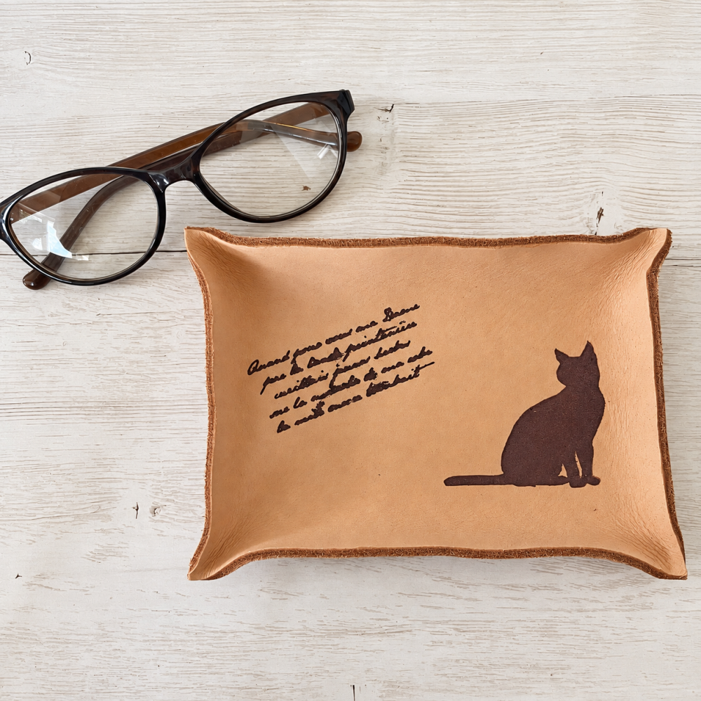 猫好きへ贈る 本革レザートレイ｜鍵・メガネ・アクセサリー置き｜15×10cm
