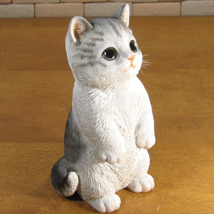 猫　置物 リアル　シンお願いキャット　４　ホワイト＆グレー　ネコ　動物オブジェ　ガーデン　オーナメント　店舗　カウンター　装飾　オブジェ　インテリア　玄関先　庭　ねこ好きさん人気ギフト　動物人気ギフト　クリスマスプレゼント　お誕生日祝い　母の日人気　父の日人気　敬老の日人気