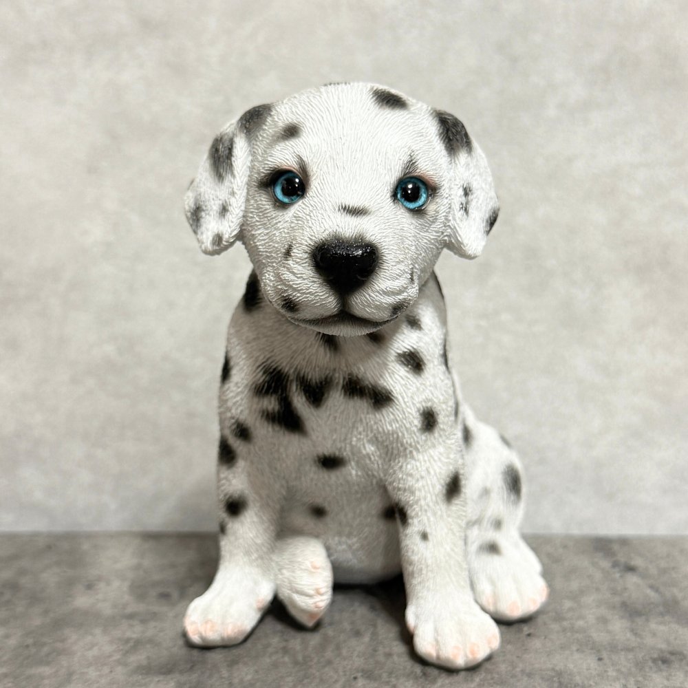 犬の置物 woobia ウービア お座りダルメシアン 子犬 リアル動物オーナメント 高さ12cm 青い瞳 イギリス職人手彩色 玄関 リビング 棚 インテリア 犬好き 誕生日 新築祝い 記念日 お祝い ギフト プレゼント かわいい