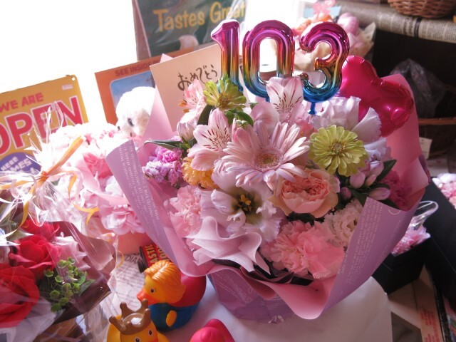100歳お祝い フラワーアレンジメント 百寿お祝い ご希望数字入り 誕生日 デザイナーにおまかせ 生花使用 おじいちゃん おばあちゃん