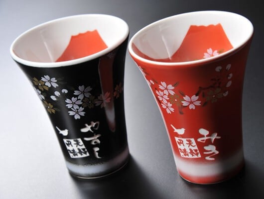 卒業 退職 【名入れ プレゼント ギフト 陶器】有田焼「赤富士」フリーカップ ペア セット