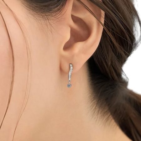 【無料ラッピング】 ヨンドシー 4℃ イヤリング シルバー 12月誕生石 シンプル 上品 ジルコン レディース ブランド 正規品 新品 ギフト プレゼント 人気 おすすめ 誕生日 記念日 クリスマス  送料無料 4cd522816