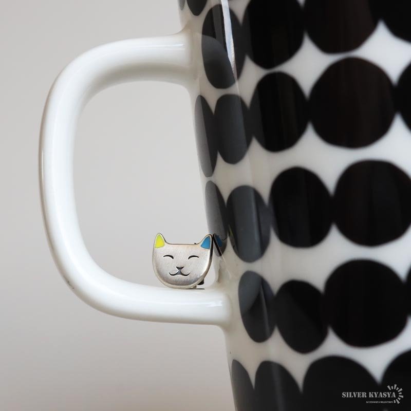 シルバー925 微笑む猫のピアス キャットモチーフ ネコ ねこ アニマル カラフル 耳 アクセサリー メンズ ユニセックス 男女兼用 個性的 かわいい おしゃれ カジュアル ワンポイント 猫好き向け 耳元コーデ 人気 片耳用 1点