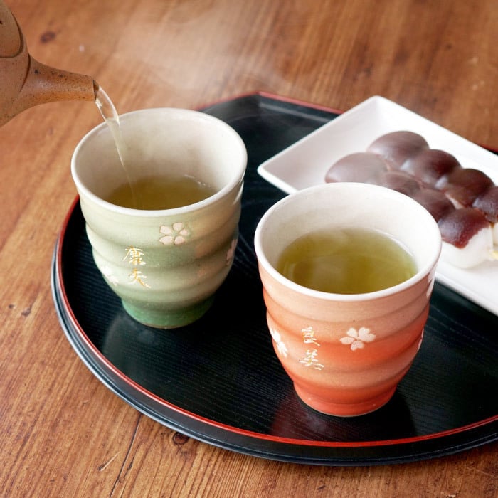 【 送料無料 】【 名入れ はんなり 湯呑み 夫婦 ペア 】 ペアギフト 美濃焼 夫婦湯呑み 結婚記念日 両親 おしゃれ 名前入り 還暦 古希 喜寿 傘寿 米寿 祝い お揃い 父 母 祖父母 結婚式 記念日 金婚式 陶器婚式 敬老の日