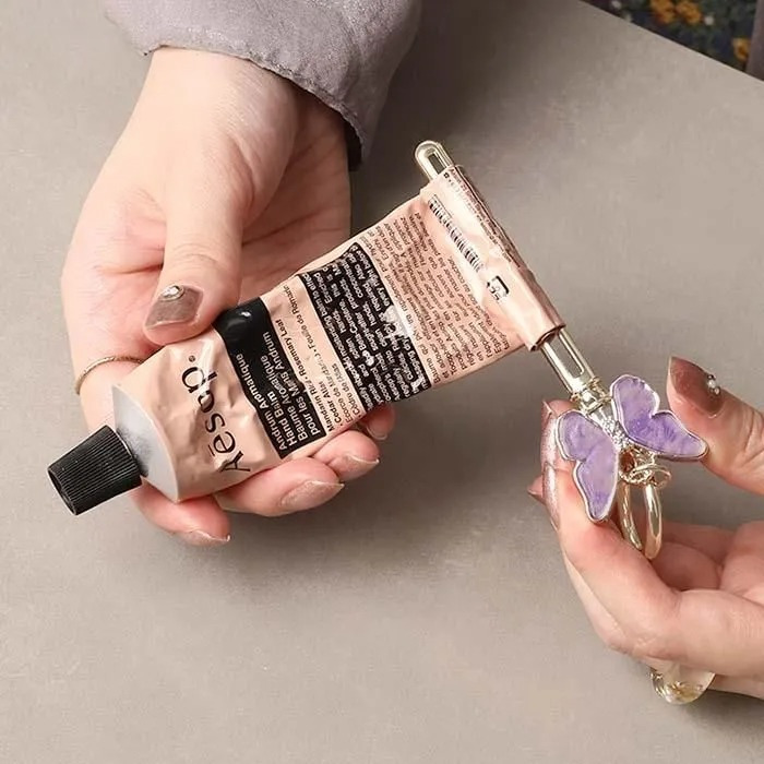 ハンドクリームスクイーザー ハンドクリーム キーホルダー チューブスクイーズ かわいい 絞り器 チューブ絞り マジックキー 絞り出し 絞り器 チューブスクイーザー チューブ搾り プレッサー カラビナ バッグチャーム キーリング キーケース