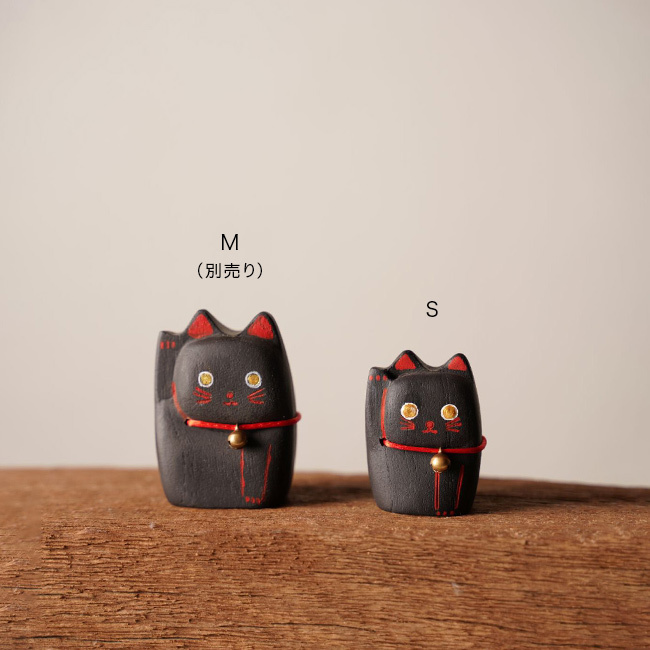 Lucky cat S[招き猫 置き物 置物 おしゃれ かわいい 縁起物 黒 白 金 猫 開運 グッズ 金運 アップ 幸運 インテリア 小さい ミニ 卓上 飾り 玄関 レジ横 デスク 小型 ミニサイズ 手のひらサイズ 木製 木箱 収納木箱付き 台座 収納ケース] 即納