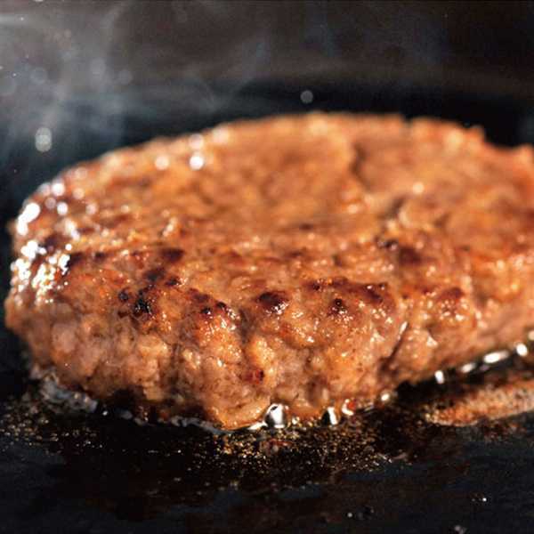 松阪牛 ハンバーグ ステーキ 食べ比べ セット 計8個 ステーキ用 モモ肉 4枚 ハンバーグ 4個 高級 肉 ギフト 贈り物 お祝い 内祝い お取り寄せ グルメ 三重県産 黒毛和牛 ブランド牛 冷凍
