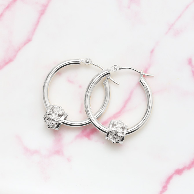 ハワイアンジュエリー フープピアス ピアス ホワイトゴールド ピアス 外径20mm クロッシングピアス ハイビスカス 透かし バレル 樽 大ぶり ゴールド 揺れる 片耳(1個)購入可 K14 14K 20G ゲージ BY THE SEA バイザシー プレゼント ハロウィン 【品番：GE232W】
