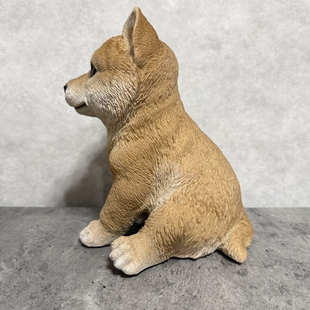 犬の置物 woobia ウービア お座り柴犬 中 笑顔 リアル動物オーナメント 高さ20cm イギリス職人手彩色 縁起物 戌年 守護犬 玄関 リビング 店舗 インテリア 犬好き 新築祝い 開店祝い 出産祝い お祝い ギフト プレゼント かわいい