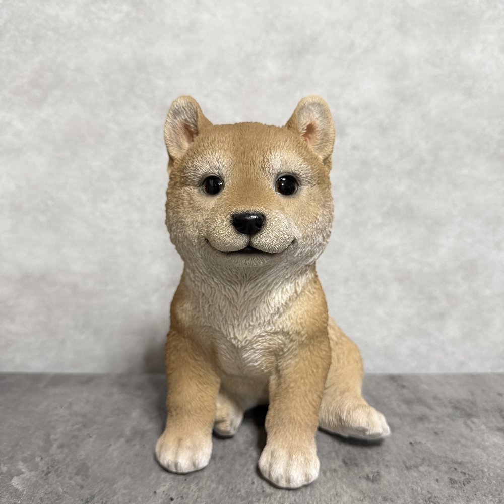 犬の置物 woobia ウービア お座り柴犬 中 笑顔 リアル動物オーナメント 高さ20cm イギリス職人手彩色 縁起物 戌年 守護犬 玄関 リビング 店舗 インテリア 犬好き 新築祝い 開店祝い 出産祝い お祝い ギフト プレゼント かわいい