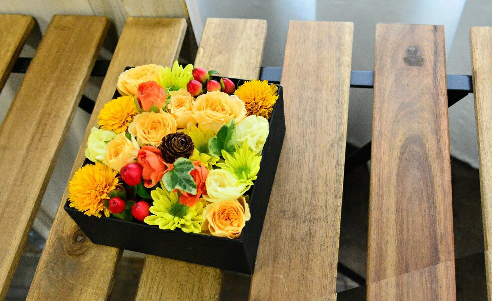 【ＡＲＮＯＸ】ＢＯＸフラワー　送料無料 即日発送 御祝いに生花のBOXフラワー 生花 敬老の日 フラワー ギフト 誕生日 結婚祝い お見舞 送別 新築祝い フラワーケーキ BOXフラワー BOXアレンジ ウエディング 御祝い 卒業 入学 出産 お供え 敬老の日 お中元 お歳暮