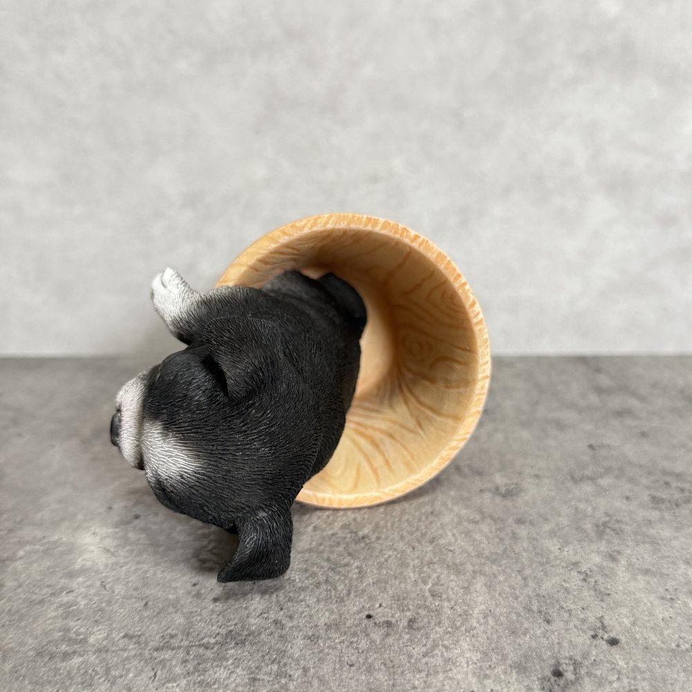 犬の置物 ペン立て woobia ウービア ボストンテリア リアル動物オーナメント 高さ12cm 木目調バケツ ペンスタンド 鉛筆立て イギリス職人手彩色 デスク 書斎 オフィス 在宅ワーク 犬好き 誕生日 退職祝い 就職祝い 記念日 ギフト プレゼント おしゃれ