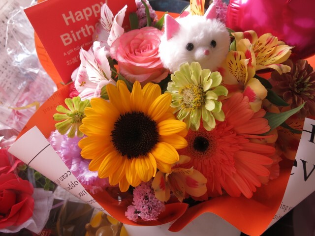 ネコ ねこ 猫入り フラワーアレンジメント 誕生日 デザイナーにおまかせ 生花使用 
