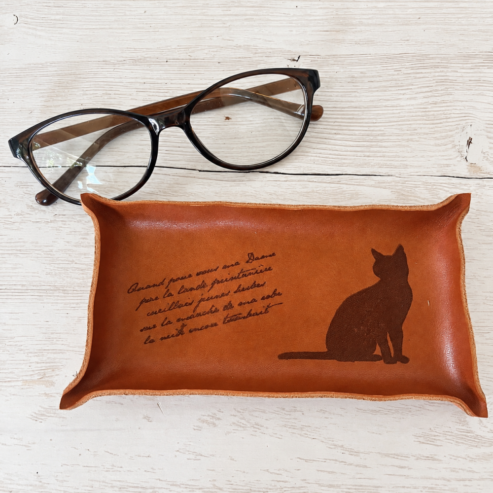 黒猫の本革メガネ置き レザートレイ ブラウン 15×8cm