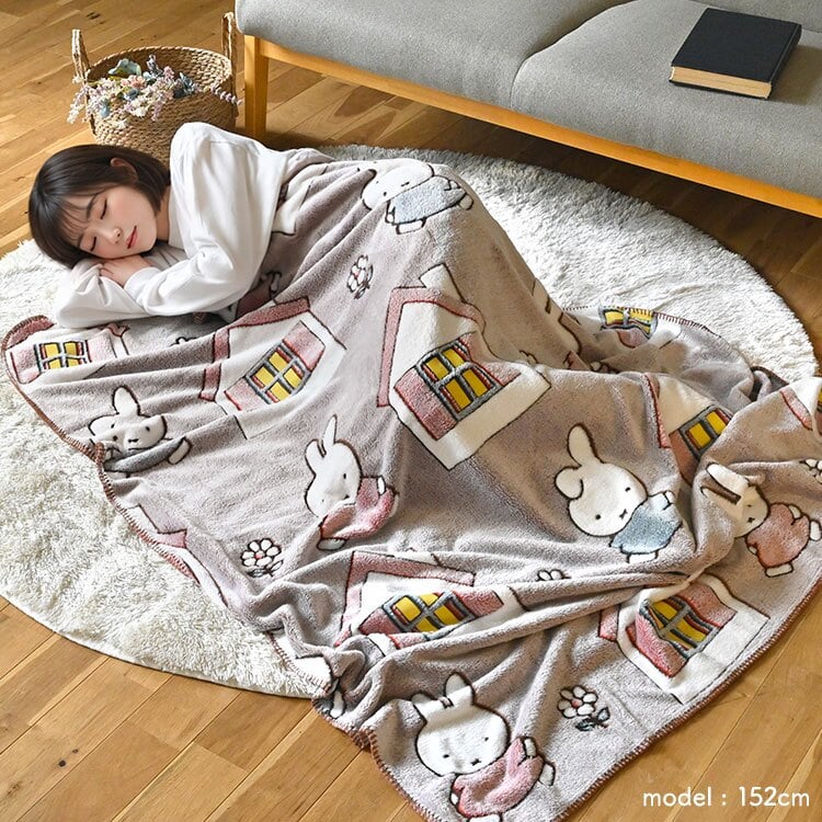ミッフィー ブランケット miffy 大判 毛布 ひざ掛け 蓄光 光る L ベッド 寝室 お昼寝 120×160cm 大きめ キャラクター おしゃれ かわいい 防寒 寒さ対策 暖かい あったか ふわふわ ポリエステル 洗える Dick Bruna ファニーブランケット 誕生日 プレゼント ギフト 秋 冬
