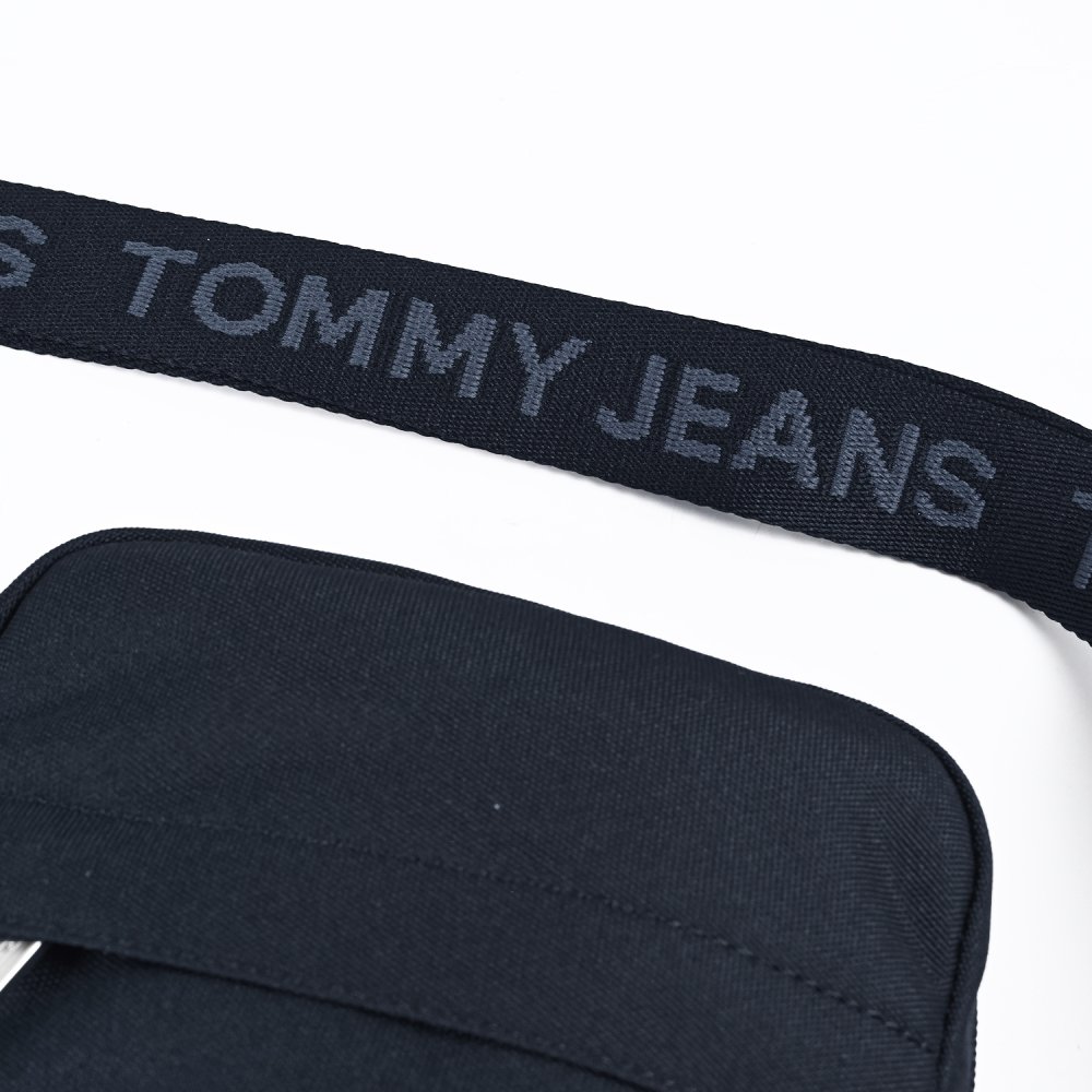 高品質ヨーロッパ輸入モデル トミーヒルフィガー TOMMY HILFIGER ショルダーバッグ メンズ TOMMY JEANS ESSENTIAL DAILY REPORTER ダークナイトネイビー AM0AM13710 C1G DARK NIGHT NAVY 送別会 誕生日 結婚祝い 結婚式 彼氏 息子 夫 男性 名刺入れ 高級 父の日 母の日 即日発送