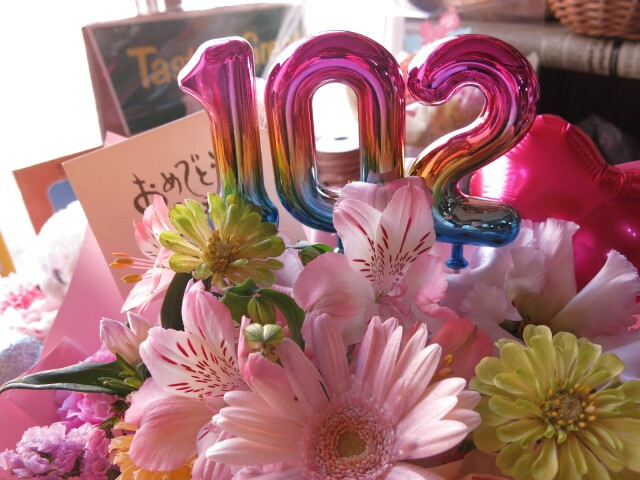 101歳 お祝い フラワーアレンジメント 百寿 ご希望数字入り 誕生日 デザイナーにおまかせ 生花使用 おじいちゃん おばあちゃん 