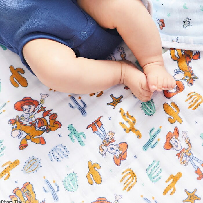 ブランケット 出産祝い aden+anais エイデンアンドアネイ ディズニー トイストーリー コットンモスリン ダブルガーゼ4層 大判 約120cm ガーゼケット おくるみ 新生児 退院 おむつ替えマット プレイマット 専用ボックス入り 内祝い 男の子 女の子 ギフト プレゼント