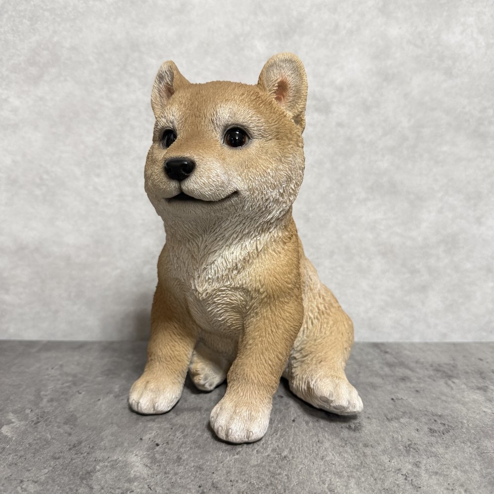 犬の置物 woobia ウービア お座り柴犬 中 笑顔 リアル動物オーナメント 高さ20cm イギリス職人手彩色 縁起物 戌年 守護犬 玄関 リビング 店舗 インテリア 犬好き 新築祝い 開店祝い 出産祝い お祝い ギフト プレゼント かわいい