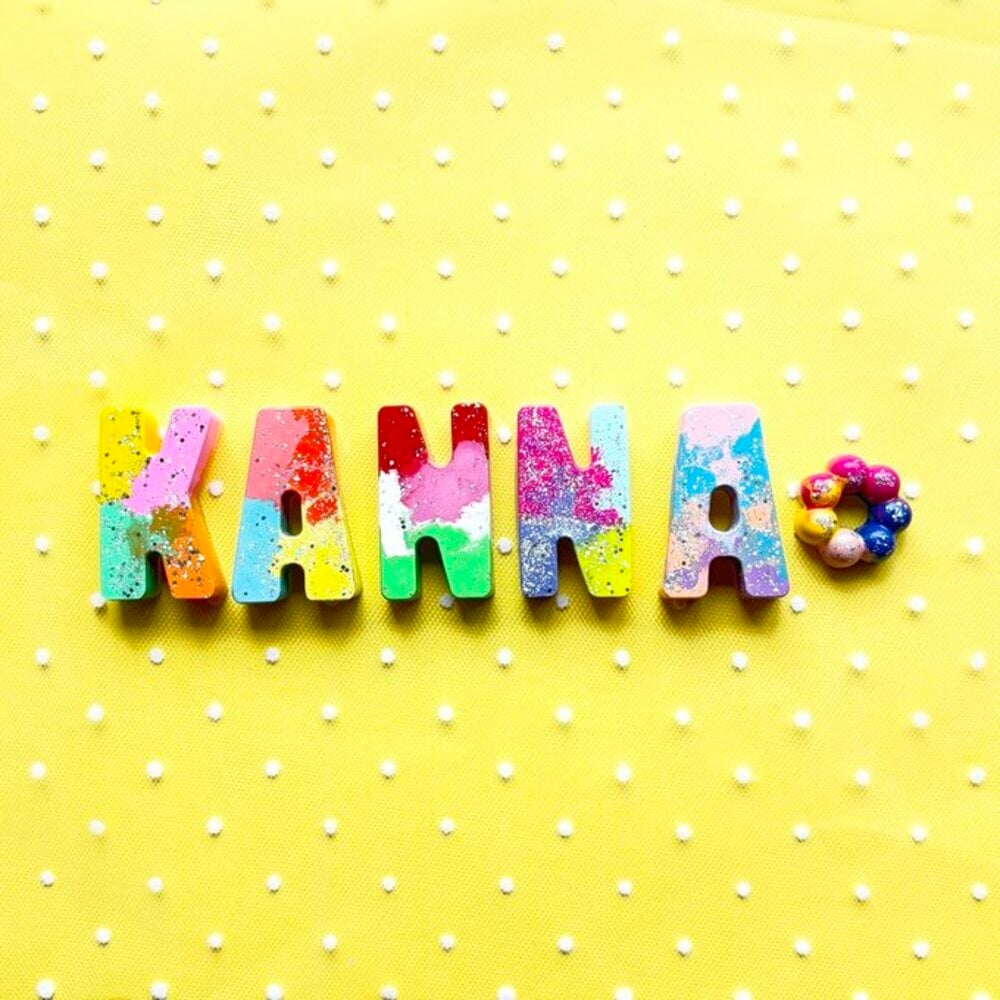 お名前クレヨン カラフル 名入れ 出産祝い 誕生日プレゼント プチギフト ギフト 男の子 女の子 子ども ママ 世界にひとつ