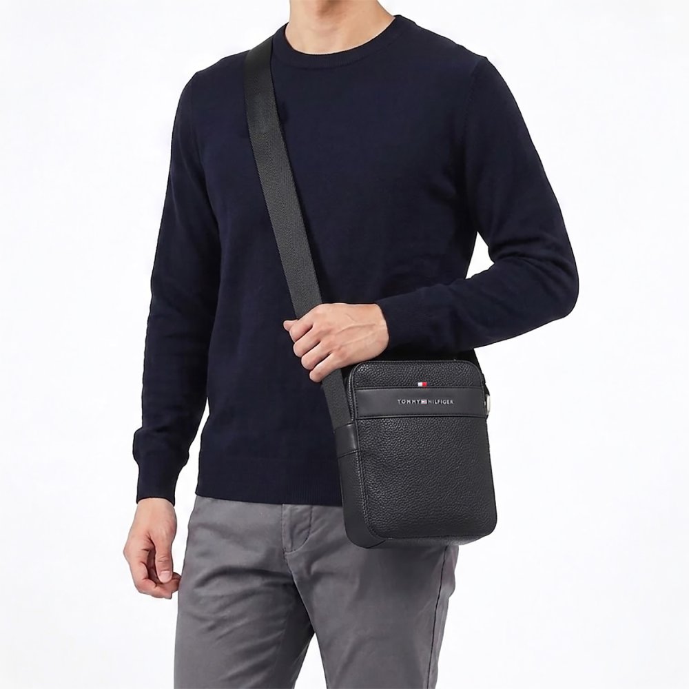 高品質ヨーロッパ輸入モデル トミーヒルフィガー TOMMY HILFIGER ショルダーバッグ メンズ CENTRAL MINI CROSSOVER ブラック AM0AM14698 BDS BLACK 送別会 誕生日 結婚祝い 結婚式 彼氏 息子 夫 男性 名刺入れ 高級 父の日 母の日 即日発送