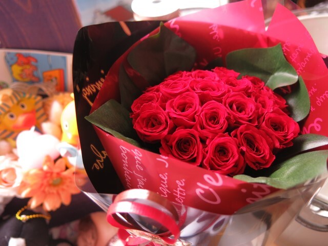 クリスマスプレゼント 彼女 人気 枯れない ミニ赤バラ 花束 赤薔薇 20本使用 プリザーブドフラワー ミニ花束 枯れずにいつまでもキレイな赤バラ プリザーブドフラワー