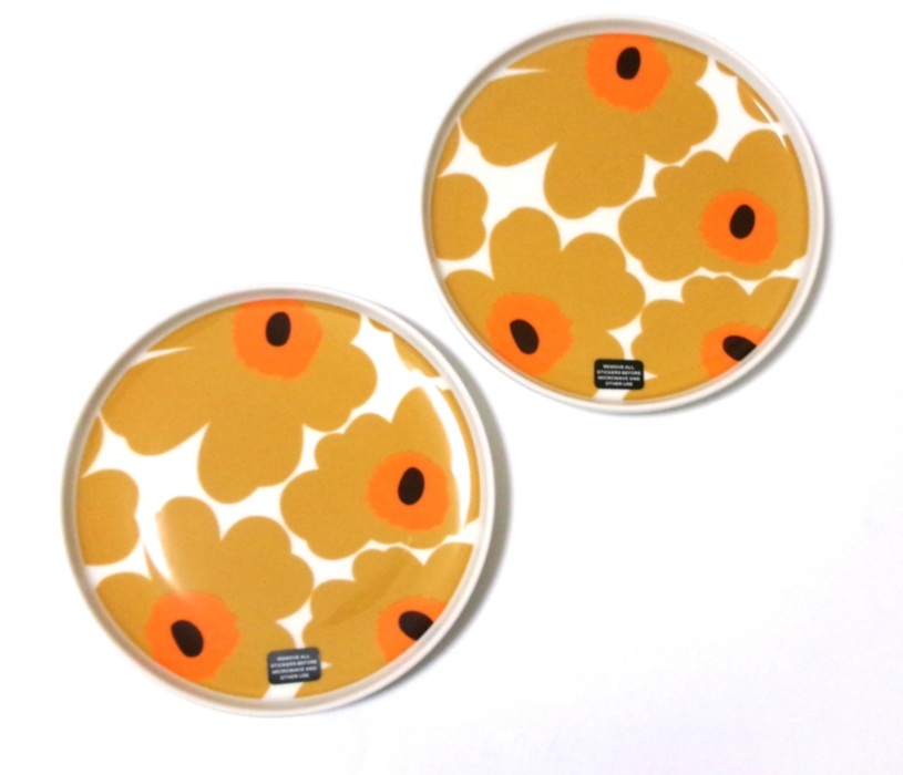 マリメッコmarimekko  ウニッコ 74564-182 プレート 20cm ホワイト/キャラメル/ウォームオレンジ　ペア【御結婚御祝・内祝・新築御祝・還暦御祝・御礼・寿・ギフト包装可能】