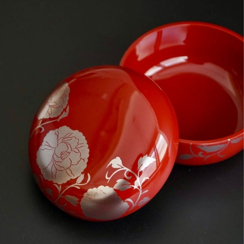 【越前 華唐草ボンボニエール（黒/朱）】小箱 小物入れ お菓子入れ キャンディーボックス【ラッピング・熨斗対応可】【海外への日本土産に】誕生日 両親 父 母 夫婦 祖父母 結婚記念日 父の日 母の日 敬老の日 ペア 友達 カップル パートナー お揃い 家族 おしゃれ 結婚祝い 新築祝い  和モダン 国内生産 内祝い 上品 優美 上司 先輩 後輩 新生活　工芸品　漆　漆塗り　越前塗　蒔絵