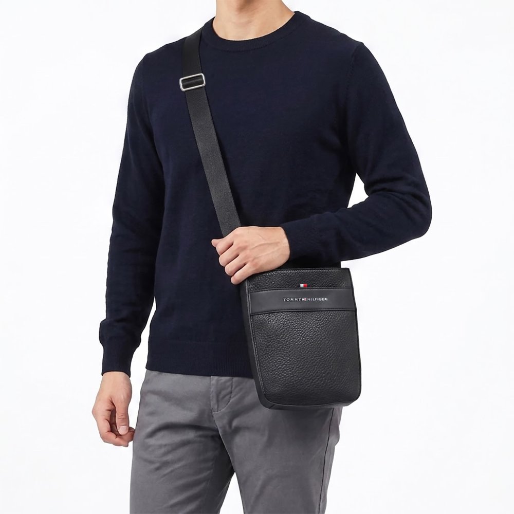 高品質ヨーロッパ輸入モデル トミーヒルフィガー TOMMY HILFIGER ショルダーバッグ メンズ CENTRAL MINI REPORTER ブラック AM0AM14697 BDS BLACK 送別会 誕生日 結婚祝い 結婚式 彼氏 息子 夫 男性 名刺入れ 高級 父の日 母の日 即日発送