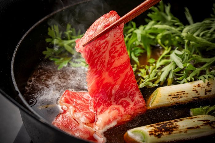 送料無料 北海道産地直送 トヨニシファーム 豊西牛肩ロースすき焼き用350g  ※ご注文後約7～10日前後での発送となります。沖縄・離島へは別途配送料が発生いたします お取り寄せグルメ スイーツ