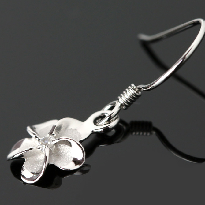 ハワイアンジュエリー ピアス プルメリアピアス 花 10mm ジルコニア シルバー925 ロジウムコーティング フックピアス 揺れる ぶら下がり 金属アレルギー対応 樹脂フック イヤリングにパーツ交換可能 ハロウィン 【品番：SE53828】
