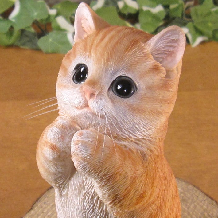 猫　置物 リアル　シンお願いキャット　１　チャトラ　ネコ　動物オブジェ　ガーデン　オーナメント　店舗　カウンター　装飾　オブジェ　インテリア　玄関先　庭　ねこ好きさん人気ギフト　動物人気ギフト　クリスマスプレゼント　お誕生日祝い　母の日人気　父の日人気　敬老の日人気