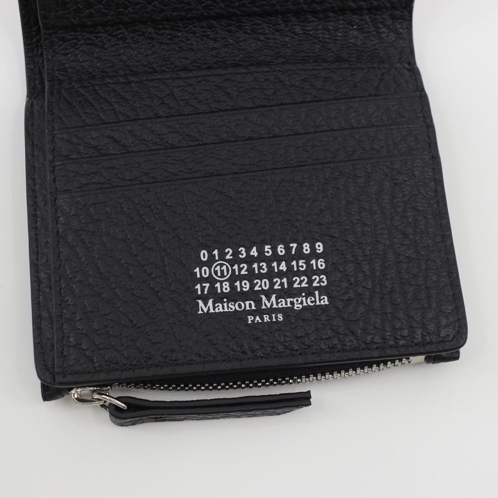 メゾン マルジェラ　Maison Margiela　二つ折り財布　SA1UI0023 P4455 T8103　ブラック　グレインレザー　4ステッチ フリップフラップ ウォレット　コンパクト財布　ミニウォレット