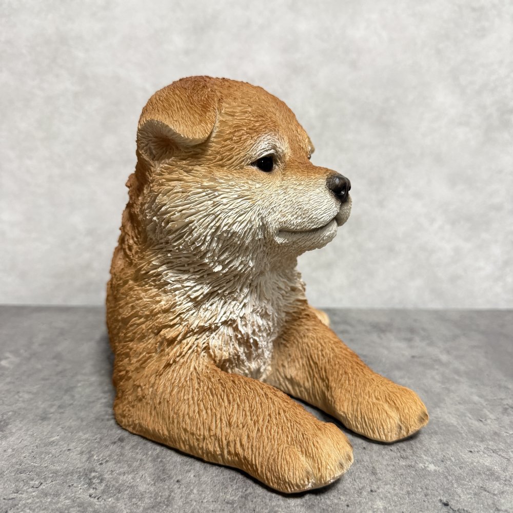 犬の置物 寝そべる秋田犬 横幅31cm woobia ウービア 大きい かわいい おしゃれ ガーデン インテリア オブジェ 可愛い プレゼント 北欧 玄関 雑貨 動物 モダン 面白い 庭 ギフト 屋外 家 リアル 玄関先 ガーデンオーナメント